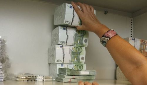 Грађани плаћају, картел троши: Ребаланс Буџета Србије доказује да је он Вучићева крава музара Грађани плаћају, картел троши: Ребаланс Буџета Србије доказује да је он Вучићева крава музара