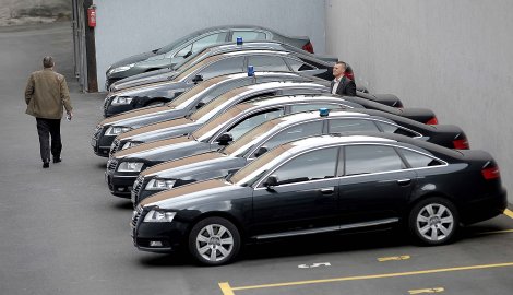 Српска сиротиња финансира преко 30.000 службених аутомобила Српска сиротиња финансира преко 30.000 службених аутомобила