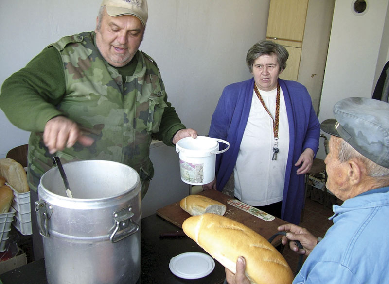 Сремци на листи чекања народних кухиња Сремци на листи чекања народних кухиња