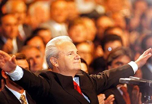 15 година од када је Слободан Милошевић изручен Хагу (видео) 15 година од када је Слободан Милошевић изручен Хагу (видео)