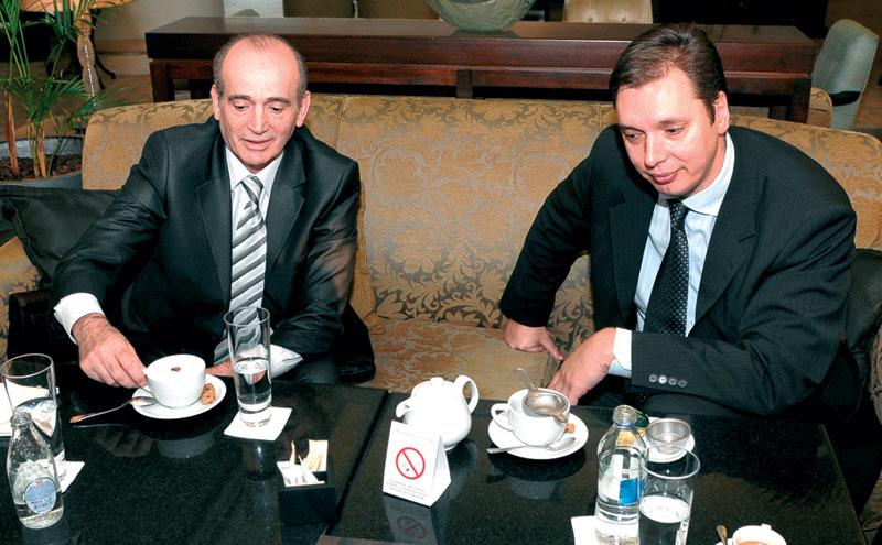 Партијски пуноглавци у јавним предузећима имају плате од 500.000 динара Партијски пуноглавци у јавним предузећима имају плате од 500.000 динара