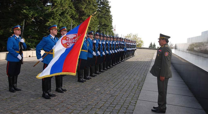 Заставу на пола копља да ставите! Шта славите олошу? Заставу на пола копља да ставите! Шта славите олошу?