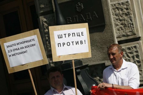 Срби јужно од Ибра остали испред зграде Владе: "Нису нас ни погледали" (видео) Срби јужно од Ибра остали испред зграде Владе: "Нису нас ни погледали" (видео)
