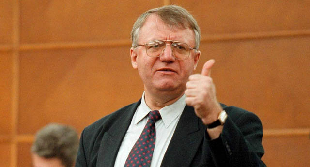 Шешељу не дају да се бави политиком!' Шешељу не дају да се бави политиком!'