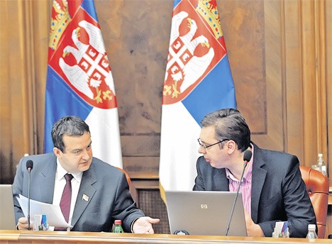 Трескавац: Замрзавање пензија и плата тресе владу Трескавац: Замрзавање пензија и плата тресе владу