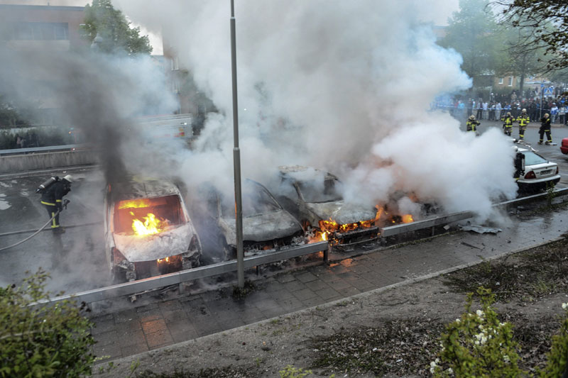 Стокхолм: Запаљена возила, школа, вртић и полицијска станица Стокхолм: Запаљена возила, школа, вртић и полицијска станица