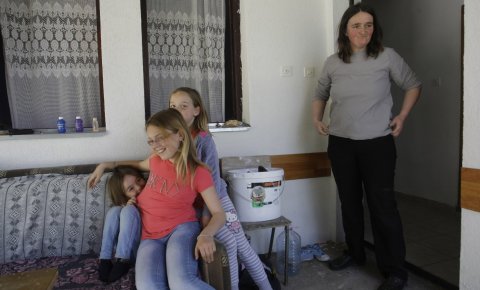 "Хвала Коштуници што имамо кућу" "Хвала Коштуници што имамо кућу"