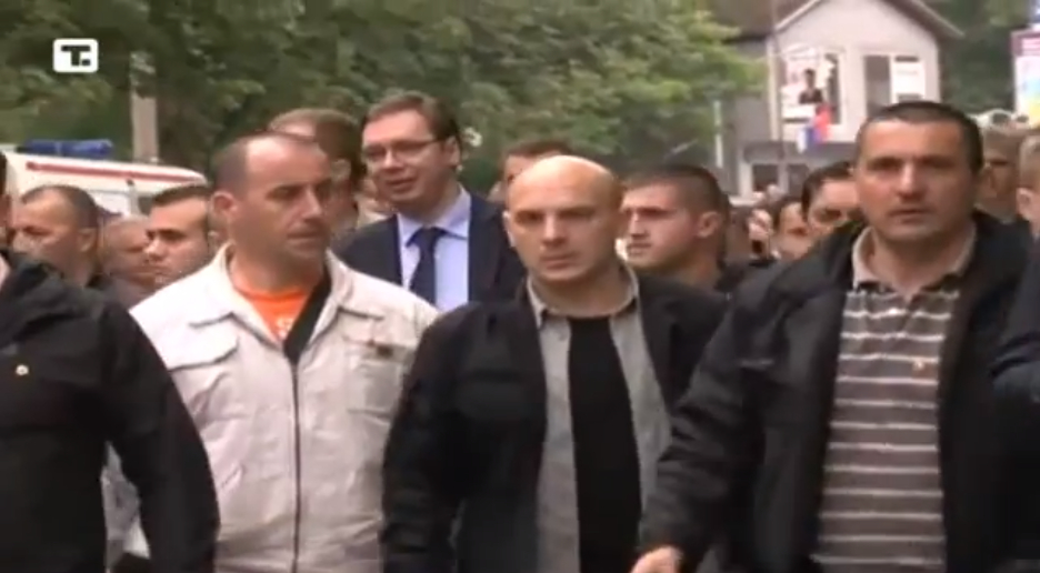 Дочек државоубице Вучића у Косовској Митровици (видео) Дочек државоубице Вучића у Косовској Митровици (видео)
