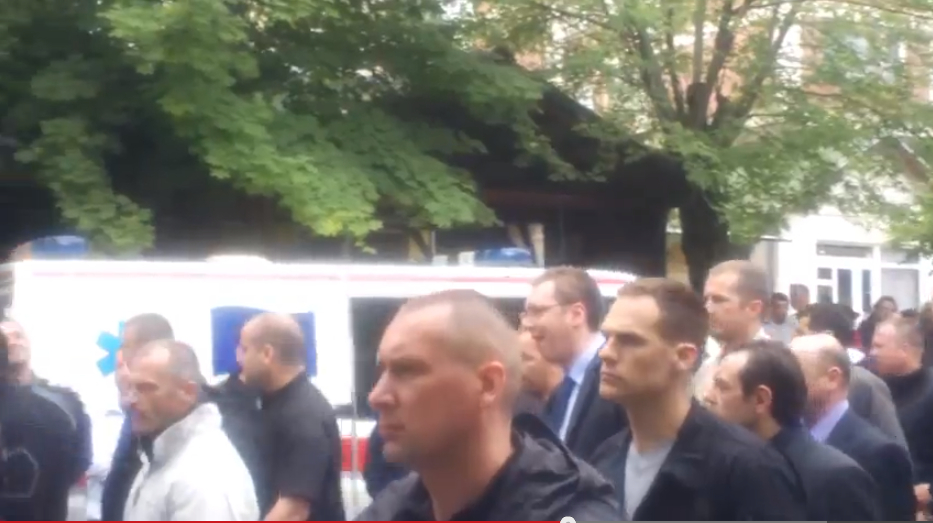 Државоубица Вучић у Косовској Митровици (видео) Државоубица Вучић у Косовској Митровици (видео)