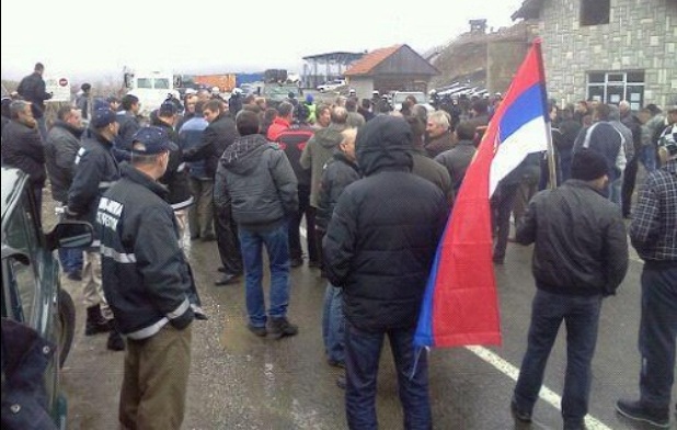 Срби каменовали Еулекс полицију Срби каменовали Еулекс полицију
