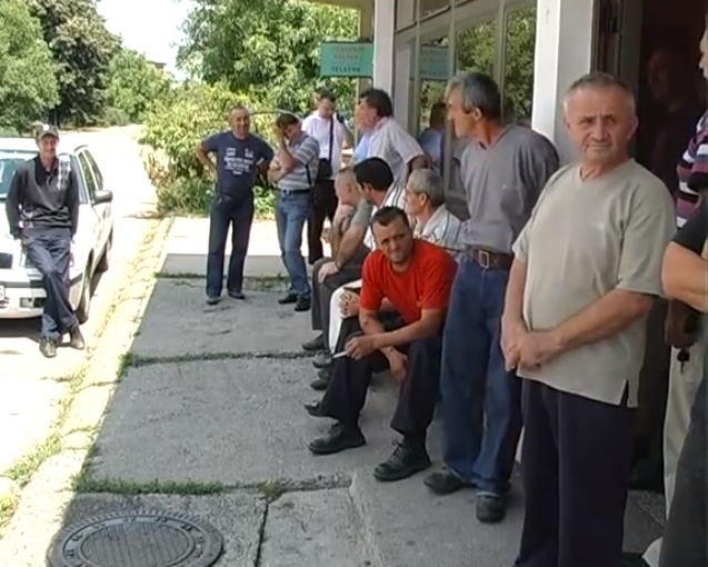 Радници Жупе штраjкуjу глађу и наjављуjу радикалниjе мере (видео) Радници Жупе штраjкуjу глађу и наjављуjу радикалниjе мере (видео)