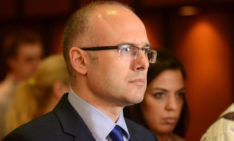 Напредни Милош на грбачи Новосађана Напредни Милош на грбачи Новосађана