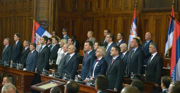 Нова одлука владе: Странцима у Влади веће плате! Нова одлука владе: Странцима у Влади веће плате!