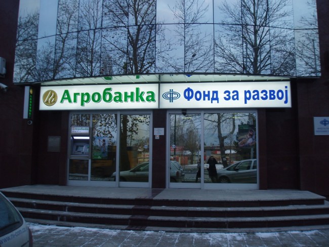 Вучићев режим је бацио преко милијарду евра на спасавање државних банака и политичке-мафије из ДС и Г17+ Вучићев режим је бацио преко милијарду евра на спасавање државних банака и политичке-мафије из ДС и Г17+