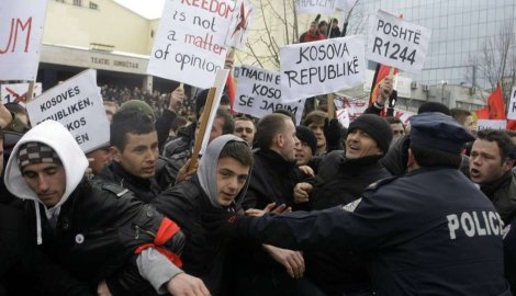 Шиптари терором протерују Србе са Косова Шиптари терором протерују Србе са Косова
