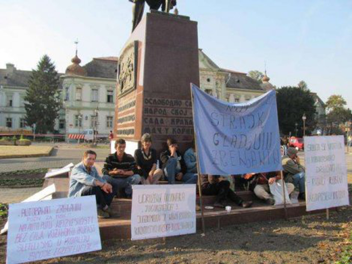На Тргу слободе у Зрењанину и данас штрајкује глађу 12 радника На Тргу слободе у Зрењанину и данас штрајкује глађу 12 радника