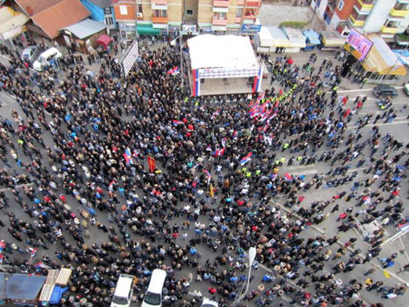 КРАХ: Срби бојкотовали режимски полицијско-забавни митинг у Косовској Митровици КРАХ: Срби бојкотовали режимски полицијско-забавни митинг у Косовској Митровици