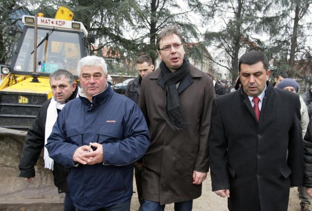 Заветници дочекују Вучића повицима: Издаја, Слуге Брисела, предали сте Косово! (видео) Заветници дочекују Вучића повицима: Издаја, Слуге Брисела, предали сте Косово! (видео)