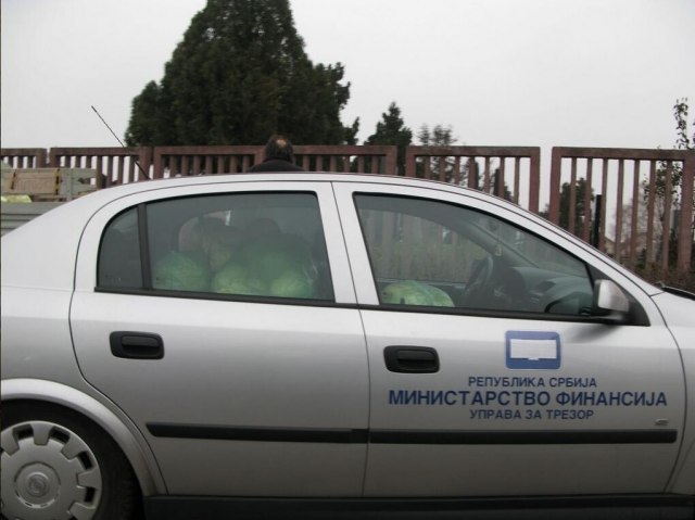 Замерају му превоз три џака купуса док никоме у Србији не смета 55.000 службених аутомобила и 11.000 шофера Замерају му превоз три џака купуса док никоме у Србији не смета 55.000 службених аутомобила и 11.000 шофера