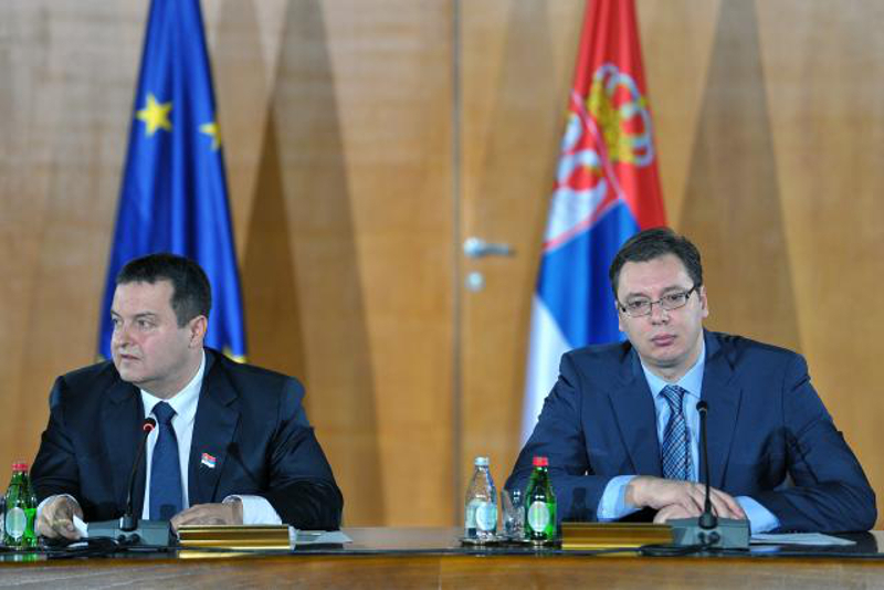 Немци не дозвољавају Вучићу да иде на изборе док он и Дачић више очима не могу да се гледају Немци не дозвољавају Вучићу да иде на изборе док он и Дачић више очима не могу да се гледају