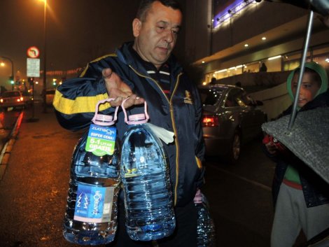 Хаос у Ужицу! Вода није за пиће, туча око флаширане воде