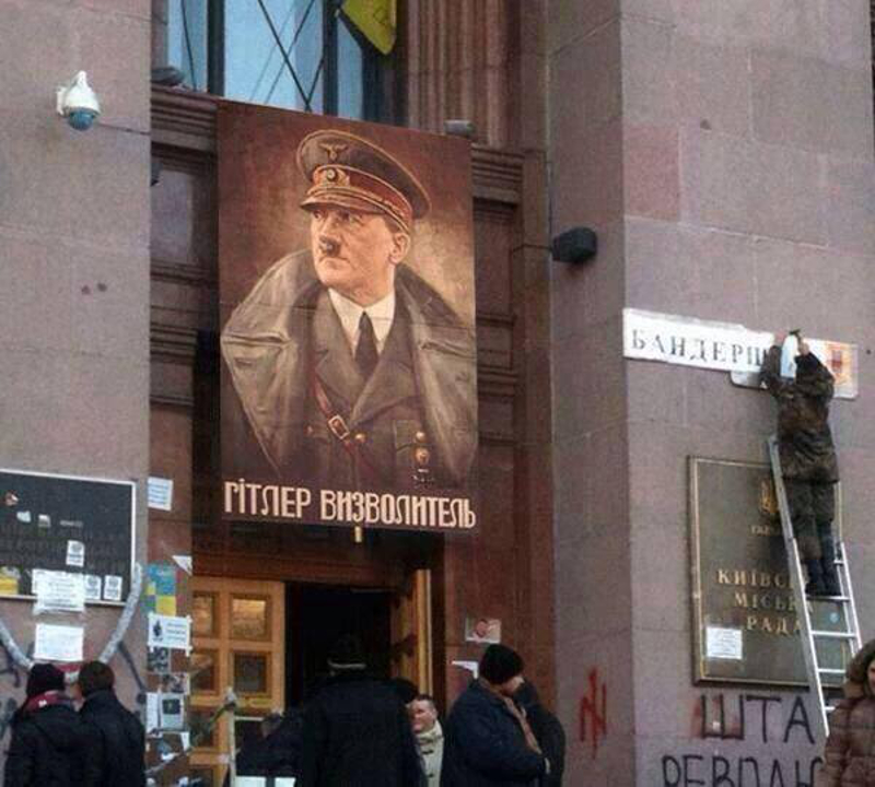 Фотографија дана: Хитлер спаситељ у Кијеву! Фотографија дана: Хитлер спаситељ у Кијеву!