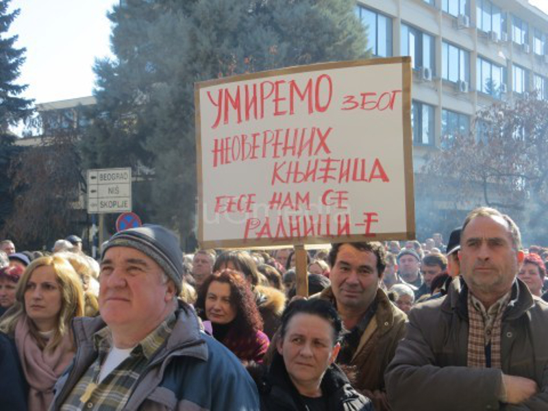 Радници Јумка наставили штрајк и блокирали аутопут Радници Јумка наставили штрајк и блокирали аутопут