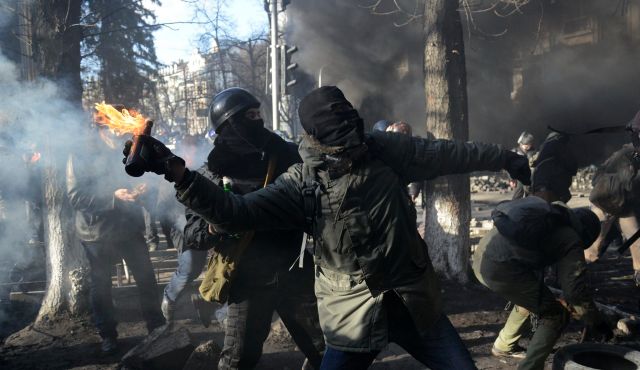 На улицама Кијева класичан тероризам на делу, "опозиција" ликвидира новинара и полицајаце, на западу Украјине отворе побуна