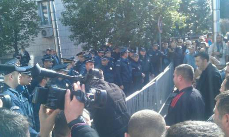 Протести у Подгорици: Демонстранти јуришали ка Влади, полиција употребила сузавац Протести у Подгорици: Демонстранти јуришали ка Влади, полиција употребила сузавац