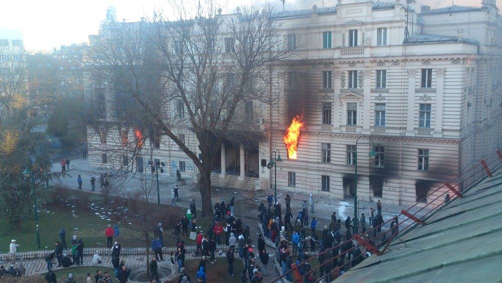 Да ли је прави циљ немира у Сарајеву било омогућавање паљевине Архива БиХ? Да ли је прави циљ немира у Сарајеву било омогућавање паљевине Архива БиХ?