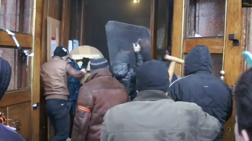 Чишћење зграде државне администрације у Харкову (видео 18+) Чишћење зграде државне администрације у Харкову (видео 18+)