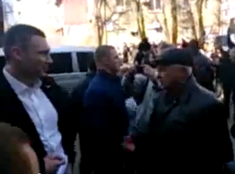 Како је пензионер Владимир постројио Кличка у Харкову! (видео) Како је пензионер Владимир постројио Кличка у Харкову! (видео)