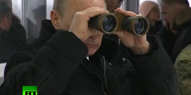 Путин у посети завршној фази војних вежби у Лењинградској области (видео) Путин у посети завршној фази војних вежби у Лењинградској области (видео)