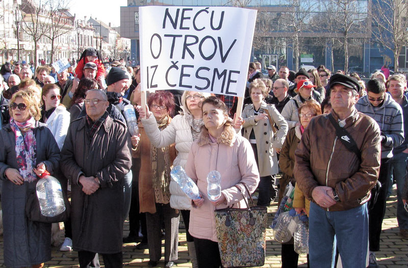 ТАОЦИ КОРУПЦИЈЕ! Зрењанин већ 10 година нема пијаћу воду јер приватници недељно продају 20.000 евра флаширане воде!