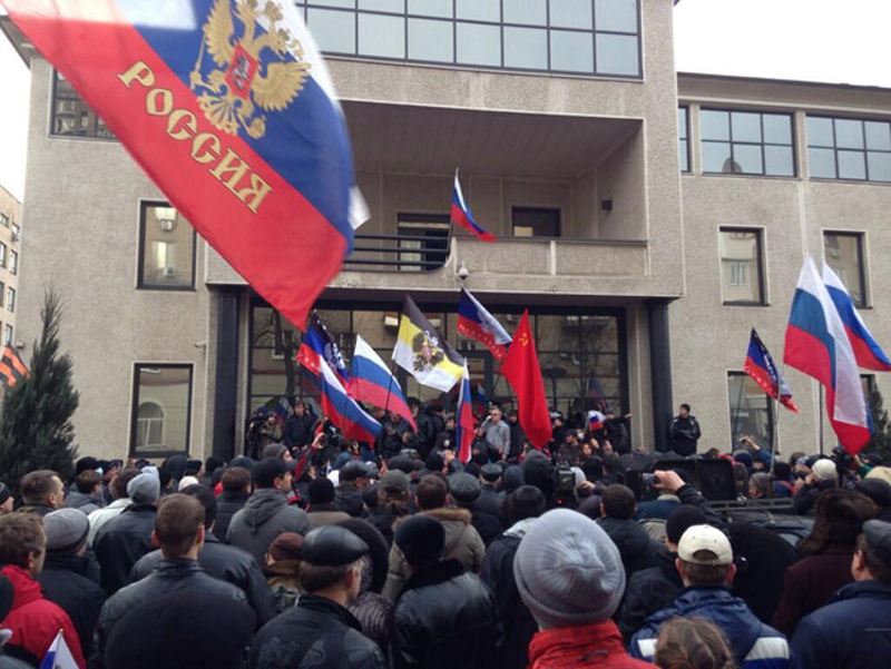 Државна застава Русије на згради администрације Доњецке области Државна застава Русије на згради администрације Доњецке области