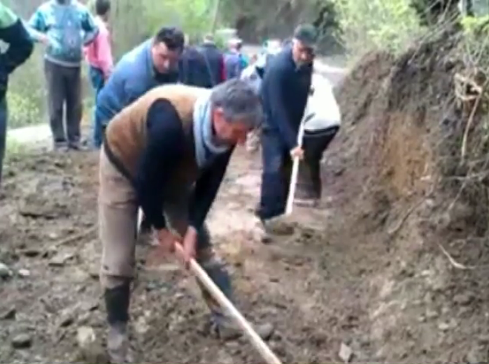 Ко у Титово време: Народ под Голијом сам и без ичије помоћи отклања последице поплава! (видео) Ко у Титово време: Народ под Голијом сам и без ичије помоћи отклања последице поплава! (видео)