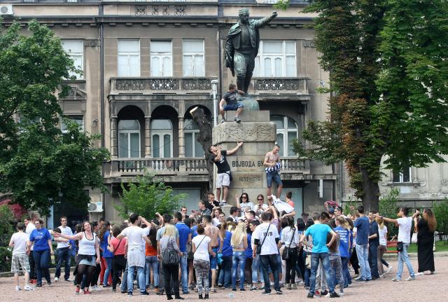 Мaтурaнти слaвe крaj шкoлe (фото галерија) Мaтурaнти слaвe крaj шкoлe (фото галерија)