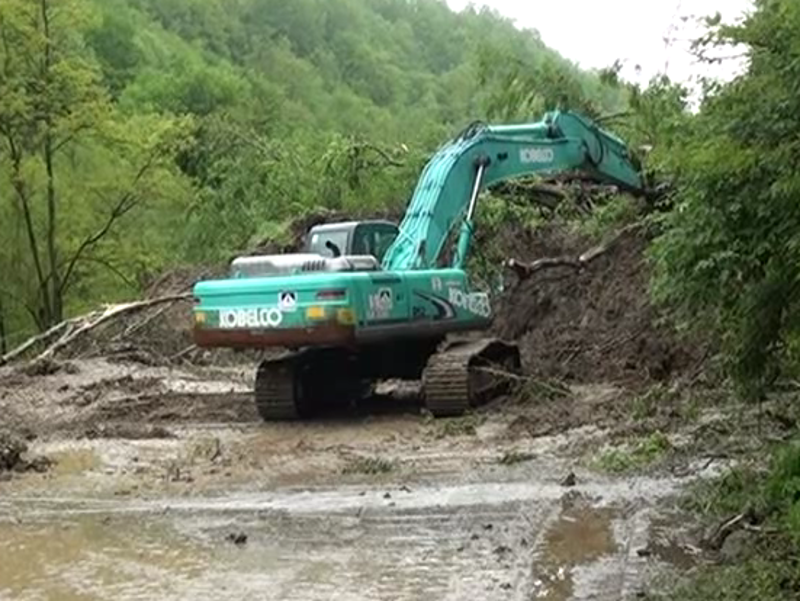 Малинари са муком пробијају путеве да би обрали малине Малинари са муком пробијају путеве да би обрали малине