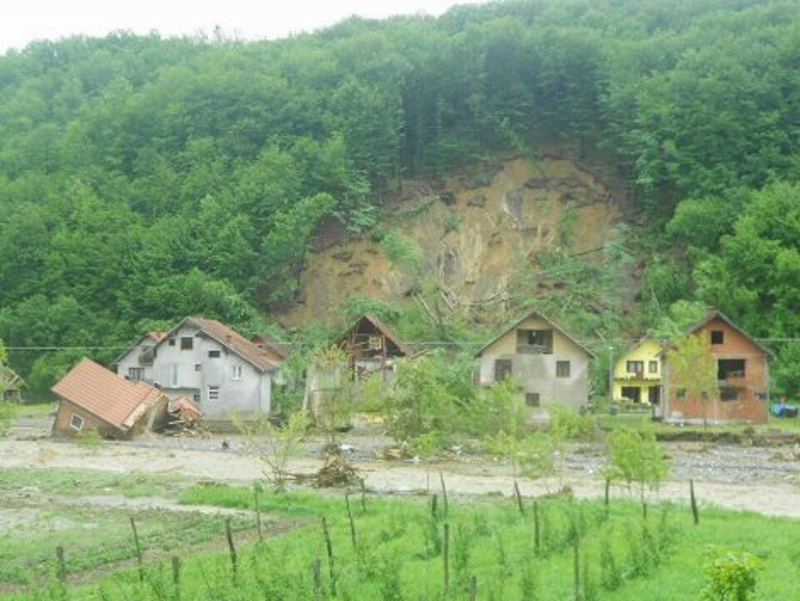 КАТАКЛИЗМА У КРУПЊУ: 200 кућа сравњено са земљом, Лозничани кренули у помоћ ПЕШИЦЕ! КАТАКЛИЗМА У КРУПЊУ: 200 кућа сравњено са земљом, Лозничани кренули у помоћ ПЕШИЦЕ!