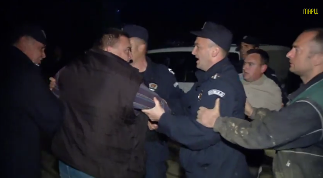 Погледајте како је министар Селаковић побегао и избегао линчовање бесног народа у Крупњу (видео) Погледајте како је министар Селаковић побегао и избегао линчовање бесног народа у Крупњу (видео)
