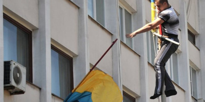 Погледајте како народ Мариупоља истерује украјинске фашисте из свог града (видео) 1