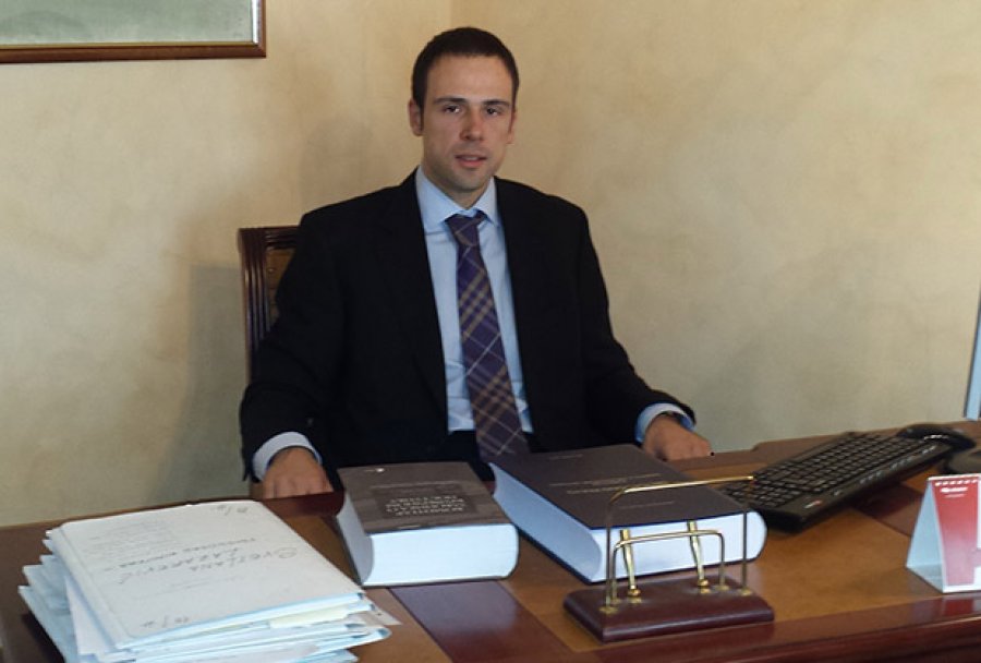 Манијак у Влади Србије? Само један? Манијак у Влади Србије? Само један?