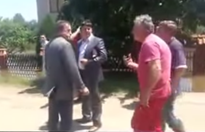 Градоначелник града Пожаревца стигао у Маљуревац и једва извукао живу главу (видео) Градоначелник града Пожаревца стигао у Маљуревац и једва извукао живу главу (видео)