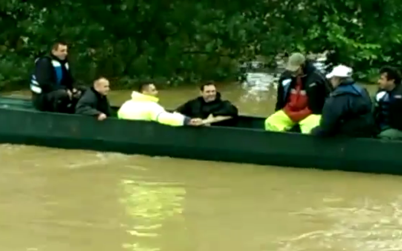 Вулин иде да се провоза чамцем по Обреновцу... (видео) Вулин иде да се провоза чамцем по Обреновцу... (видео)