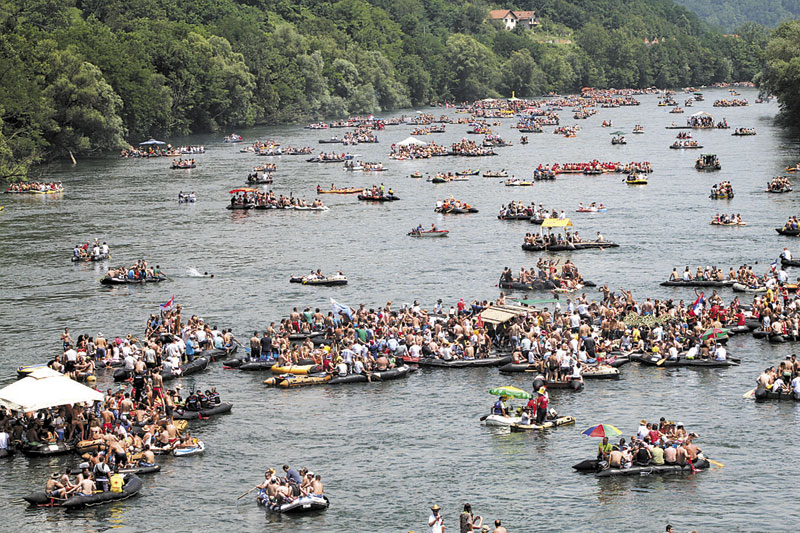 На Дрини 15.000 учесника регате (фото галерија) На Дрини 15.000 учесника регате (фото галерија)