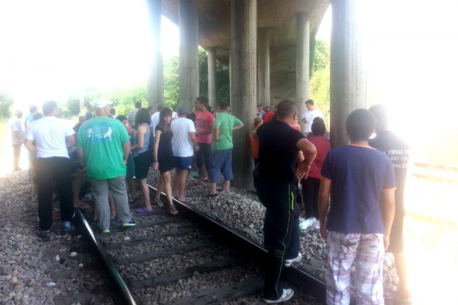 Обреновчани блокадом пруге тражили хитну исплату помоћи Обреновчани блокадом пруге тражили хитну исплату помоћи