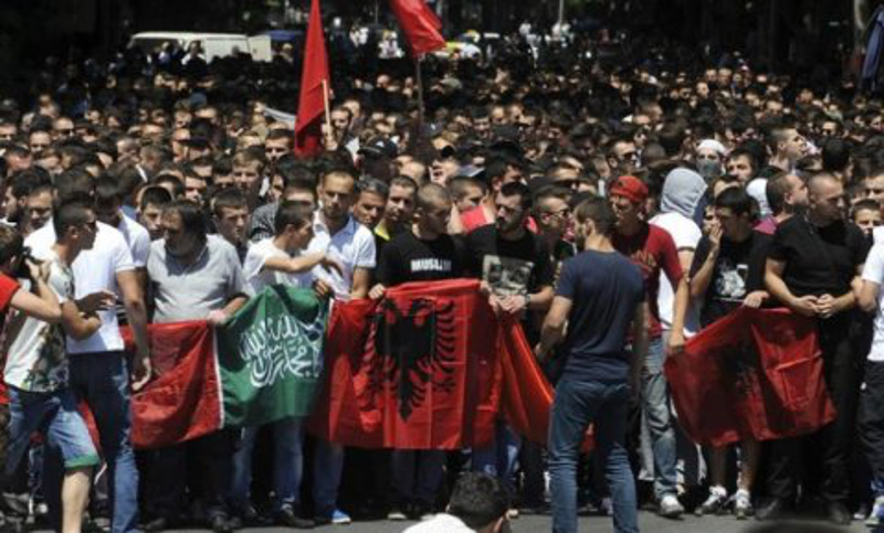 Паралелни протести шиптара и Македонаца у Скопљу Паралелни протести шиптара и Македонаца у Скопљу