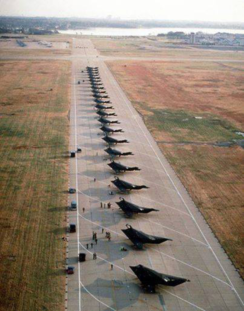 У базу у Румунији слетела 22 авиона F-117 Nighthawk америчког ваздухопловства У базу у Румунији слетела 22 авиона F-117 Nighthawk америчког ваздухопловства