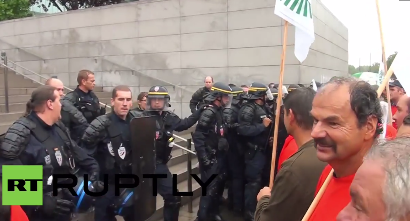 Француска: Анти-ЕУ протест сељака због увођења санкција Русији и пада цене говедине (видео) Француска: Анти-ЕУ протест сељака због увођења санкција Русији и пада цене говедине (видео)