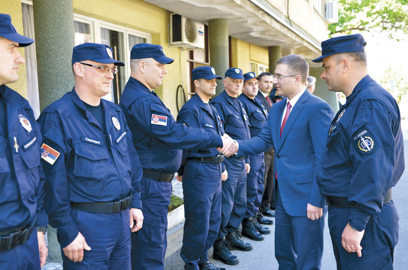 Полиција хапси грађане у Лазаревцу који се бране од наоружаних напада нарко дилера! Полиција хапси грађане у Лазаревцу који се бране од наоружаних напада нарко дилера!
